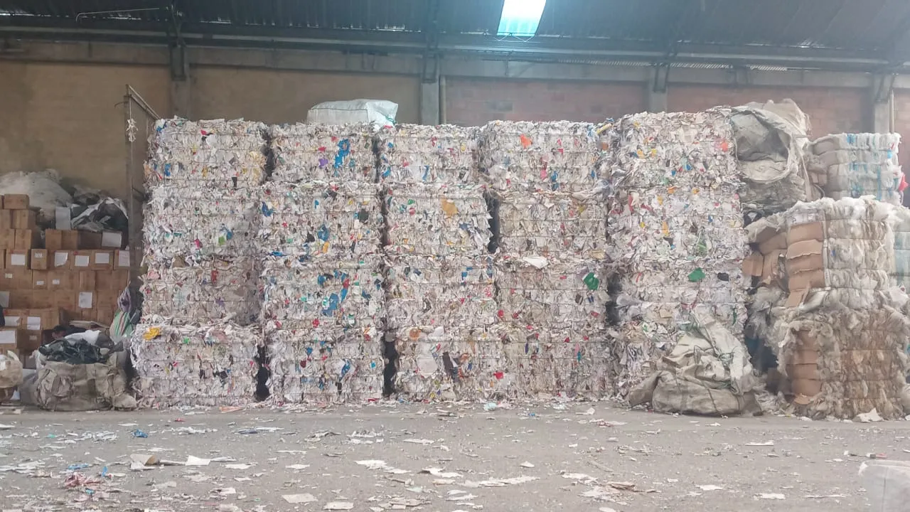 Pacas de material compactado listas para la economía circular